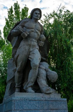 Volgograd, Rusya - 05 Haziran 2021: Mamayev Kurgan 'daki heykel heykeli, Rus askerlerini ülkelerini faşist işgalcilere karşı savunurken resmediyor.