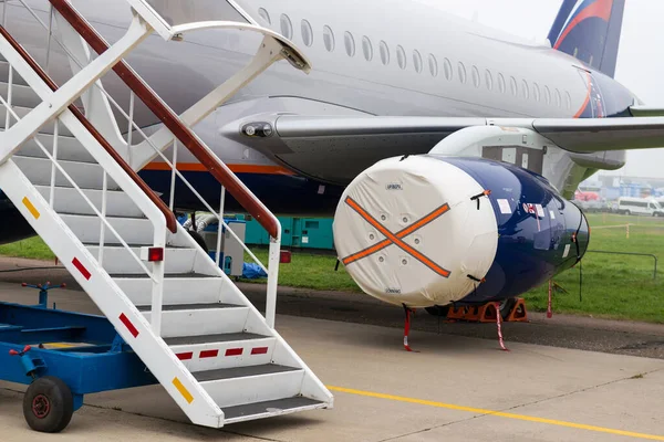 Θραύσμα Του Αεροπλάνου Και Σκάλα Στο Αεροδρόμιο Μεγάλο Jet Επιβατών — Φωτογραφία Αρχείου