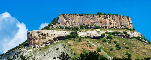 Cidade antiga caverna no monte Tepe-Kermen na Crimeia, Bakhchisaray — Fotografia de Stock
