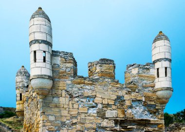 Karadeniz 'deki Ene-Calais Kalesi. Sonbahar. Kırım