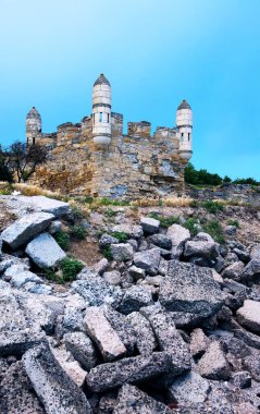 Karadeniz 'deki Ene-Calais Kalesi. Sonbahar. Kırım