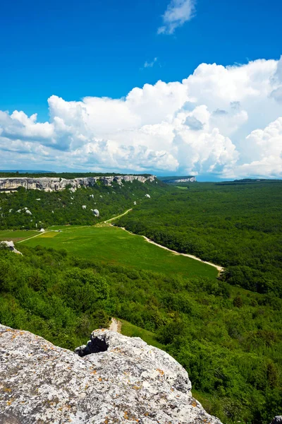 Vista para a bela paisagem montanhosa perto da cidade caverna Eski-Kermen, Crimeia — Fotografia de Stock