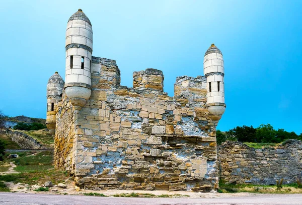 Karadeniz 'deki Ene-Calais Kalesi. Sonbahar. Kırım