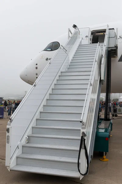 Zhukovsky, Rússia - 31 de agosto de 2019: Fragmento do avião e escada no aeródromo — Fotografia de Stock