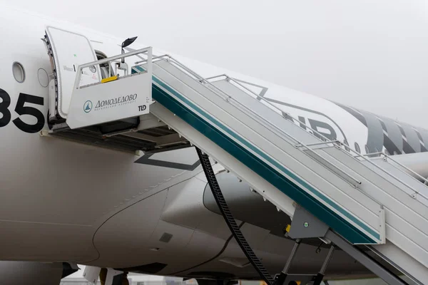 Zhukovsky, Rusia - 31 de agosto de 2019: Fragmento del avión y escalera en el aeródromo —  Fotos de Stock