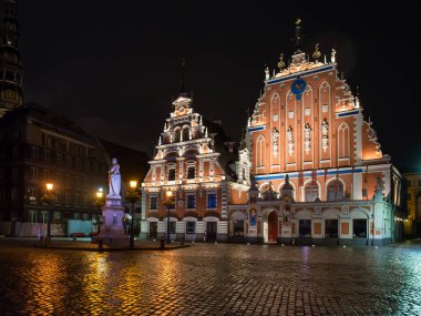 Riga, Letonya - 14 Mart 2019: Belediye Binası Meydanı ve Riga 'nın tarihi merkezindeki Siyahların Evi.