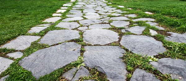 Menempelkan Batu Dalam Perspektif Old Stone Road — Stok Foto