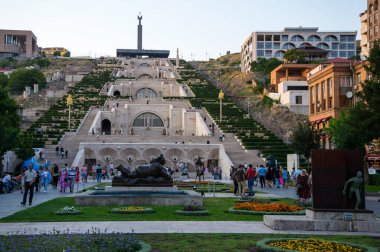 YEREVAN, ARMENIA - 16 Temmuz 2021: Akşamleyin Erivan 'daki Cascade' e bakın.
