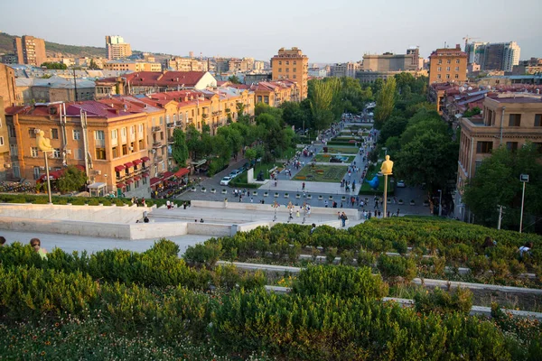 YEREVAN, ARMENIA - 16 Temmuz 2021: Şelalenin ikinci katından akşam saatlerinde Erivan merkezinin görüntüsü.