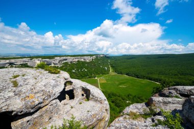 Kırım 'da bir kayanın tepesindeki Eski-Kermen kasabasındaki antik mağara kalıntıları. Kimse yok..