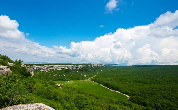 Mağara şehri Eski-Kermen, Kırım yakınlarındaki güzel dağ manzarasına bakın..