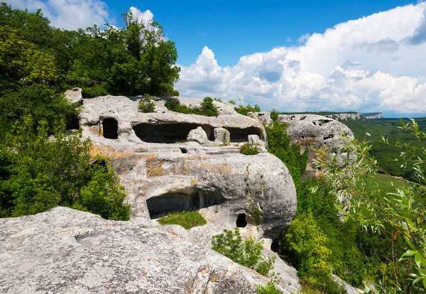 Ruins of ancient cave in a town-fortess Eski-Kermen high in a rock, Crimea. No people — Fotografia de Stock