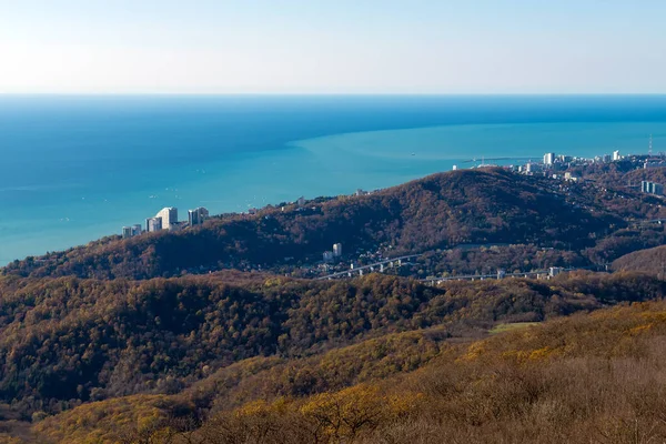 Büyük Ahun Dağı 'ndaki kulenin gözlem güvertesinden denizi ve Sochi' nin şehir merkezini görebilirsiniz. — Stok fotoğraf