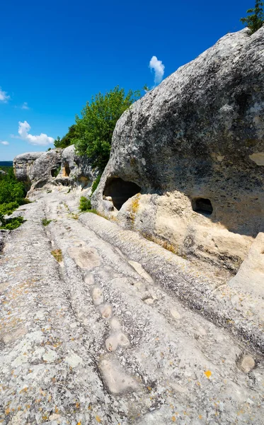 古石城洞穴之间的主要公路- -埃斯基-科尔曼要塞。Bakhchysarai，克里米亚 — 图库照片