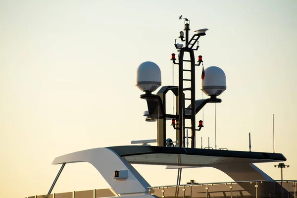 Vista de primer plano del sistema de radar de navegación antenas yate sobre fondo azul cielo —  Fotos de Stock