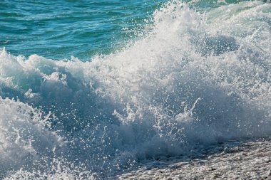 Mavi ve turkuaz rengi köpüklü güzel deniz dalgaları.