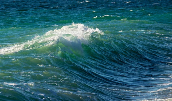 Красивые морские волны синего и бирюзового цвета — стоковое фото