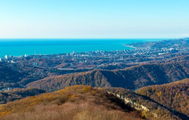 Büyük Ahun Dağı 'ndaki kulenin gözlem güvertesinden denizi ve Sochi' nin şehir merkezini görebilirsiniz..