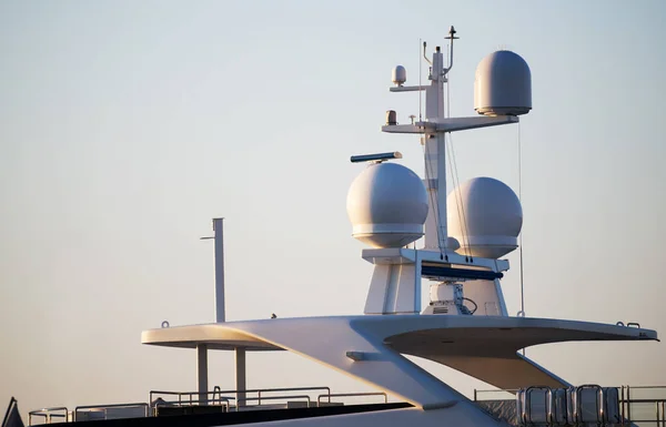 Vista Primer Plano Del Sistema Radar Navegación Antenas Yate Sobre —  Fotos de Stock