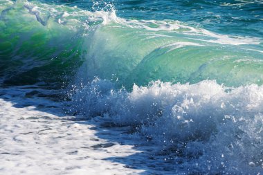 Mavi ve turkuaz rengi köpüklü güzel deniz dalgaları.