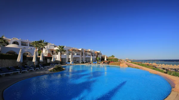 Piscina y mar — Foto de Stock