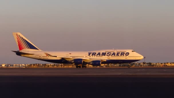 Passenger airliner Transaero on the runway — Vídeo de stock