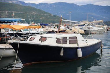 Budva 'daki Dukley limanında demirlemiş bir tekne.