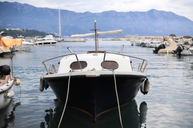 Budva 'daki Dukley limanında demirlemiş bir tekne.