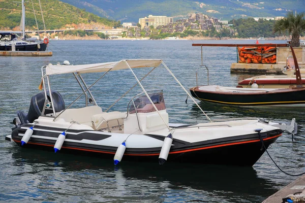 Boot Vor Anker Der Dukley Marina Budva — Stockfoto