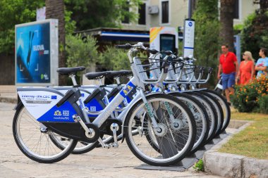 Budva, Karadağ - 14 Temmuz 2021: Budva 'da bisiklet paylaşımı