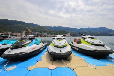 Budva, Karadağ - 14 Temmuz 2021: Jet Ski Sea-Doo sahilde