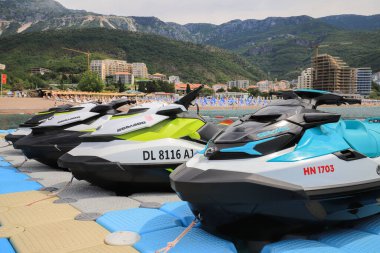 Budva, Karadağ - 14 Temmuz 2021: Jet Ski Sea-Doo sahilde