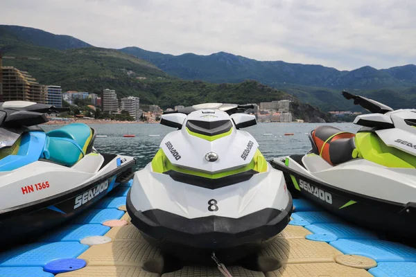 Budva, Karadağ - 14 Temmuz 2021: Jet Ski Sea-Doo sahilde