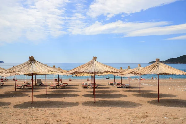 Schöner Strand Mit Sonnenschirmen Montenegro — Stockfoto