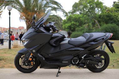 Budva, Karadağ - 13 Temmuz 2021: Scooter Yamaha T-Max sokakta