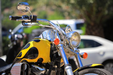 Motosiklet helikopteri Harley Davidson sokakta.