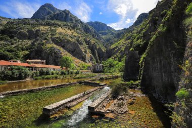 Karadağ 'ın Kotor kentindeki dağların ve nehrin güzel manzarası