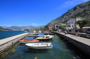 Karadağ 'ın Kotor kentindeki limanda tekneler