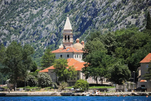 Eglise Sur Rivage Près Des Montagnes Kotor — Photo