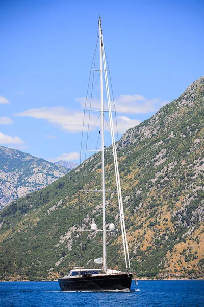 黑山豪华大型超级机动游艇 — 图库照片