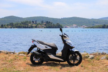 Beyaz scooter motosiklet