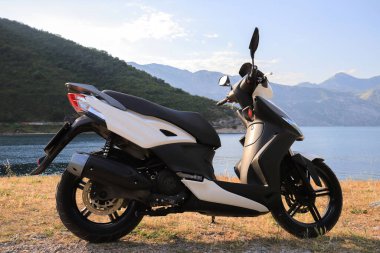 Beyaz scooter motosiklet