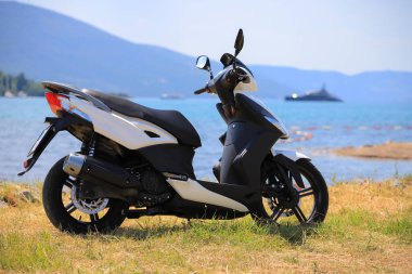 Beyaz scooter motosiklet