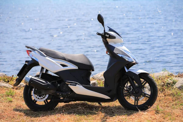 Vit Scooter Motorcykel — Stockfoto