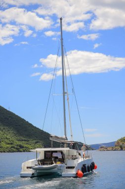 Yelkenli katamaran Denizde ilerliyor