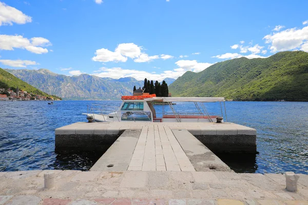 Karadağ Daki Kayalıklar Leydisi Nin Rıhtımında Turist Teknesi — Stok fotoğraf