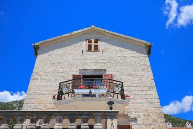 Perast kasabasındaki eski taş ev.