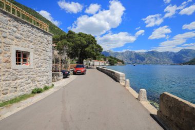 Perast şehrinde güzel bir gezinti alanı.