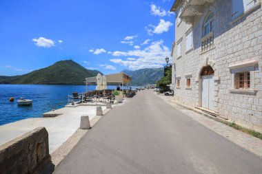 Perast şehrinde güzel bir gezinti alanı.