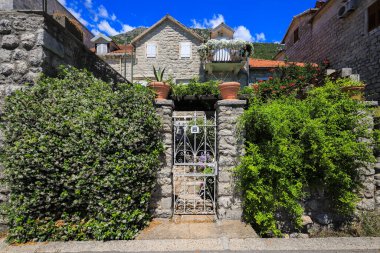 Perast kasabasındaki eski taş ev.